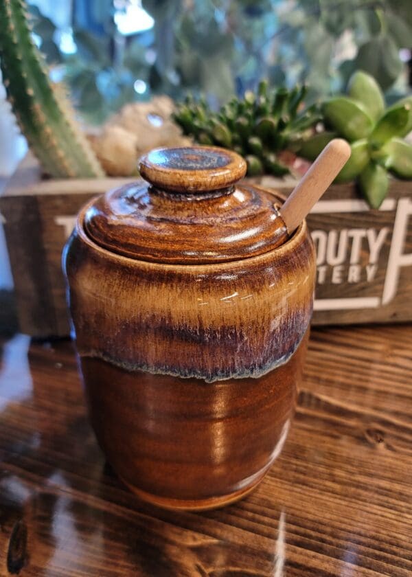 #138 Honey Pot (brown/blue)